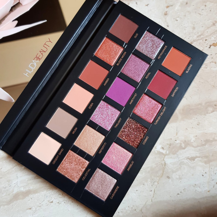 Палетка теней Huda Beauty в Кургане