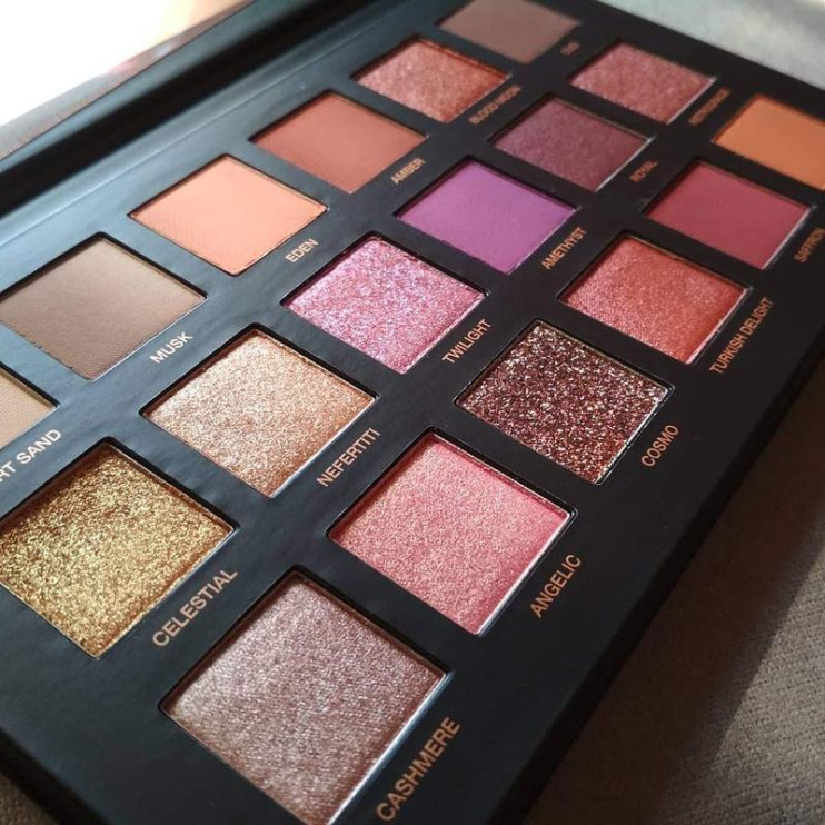 Палетка теней Huda Beauty в Кургане